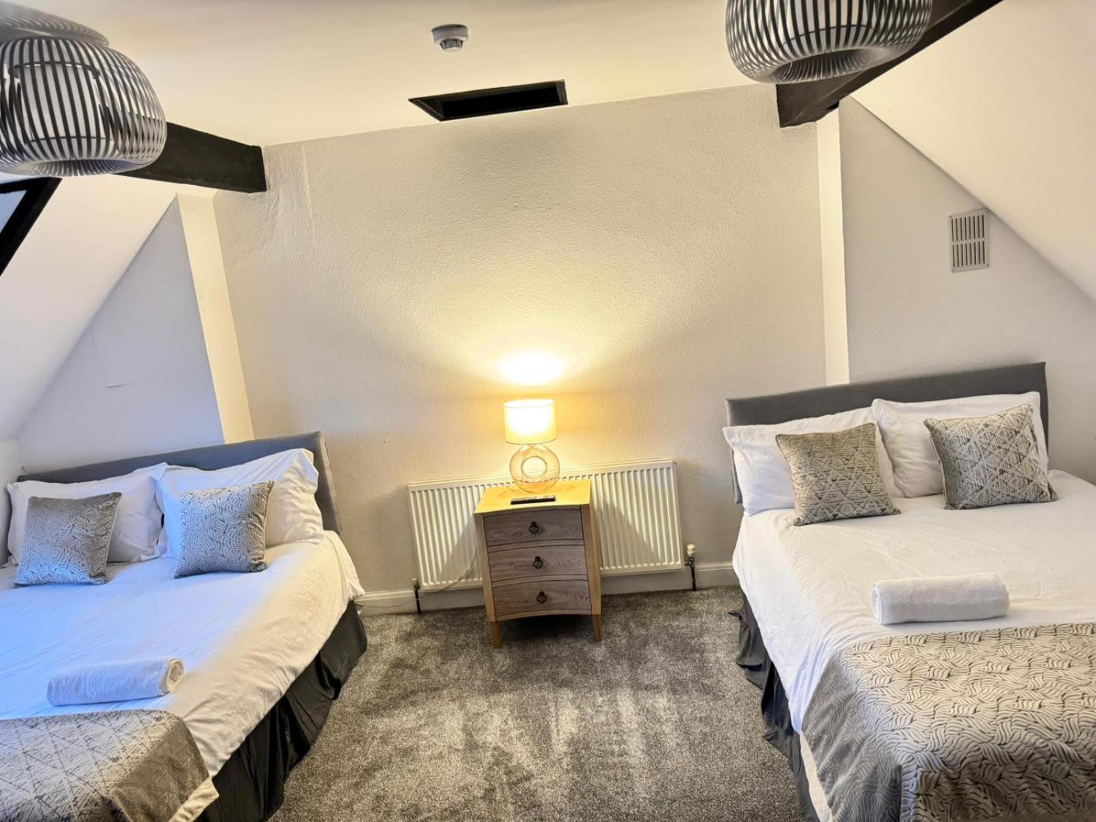 Shm Stays Solihull Hs2 Nec Airport Nr M6 M40 M42 Great For Long & Short Stays 15 Min Walk To Train Station 5 Min Drive To Town Centre Outside Bus Stops & Supermarket Free Parking Exterior foto